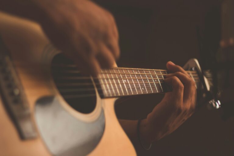 Guitar playing, photo credit Jefferson Santos (unsplash)