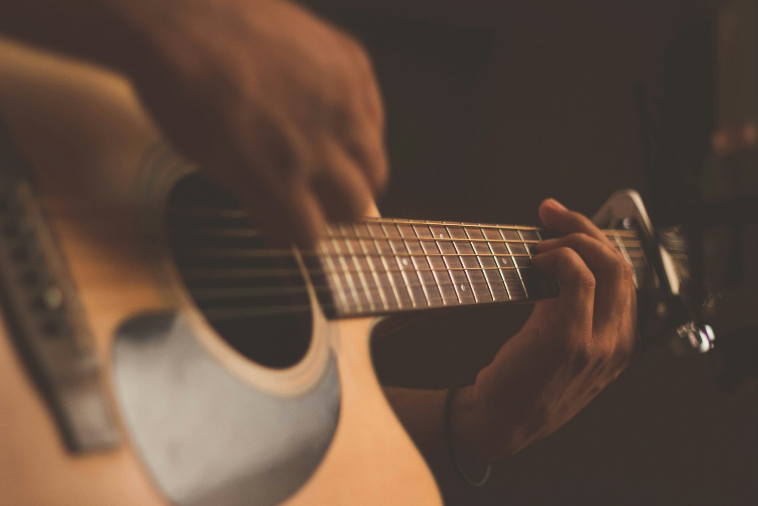 Guitar playing, photo credit Jefferson Santos (unsplash)