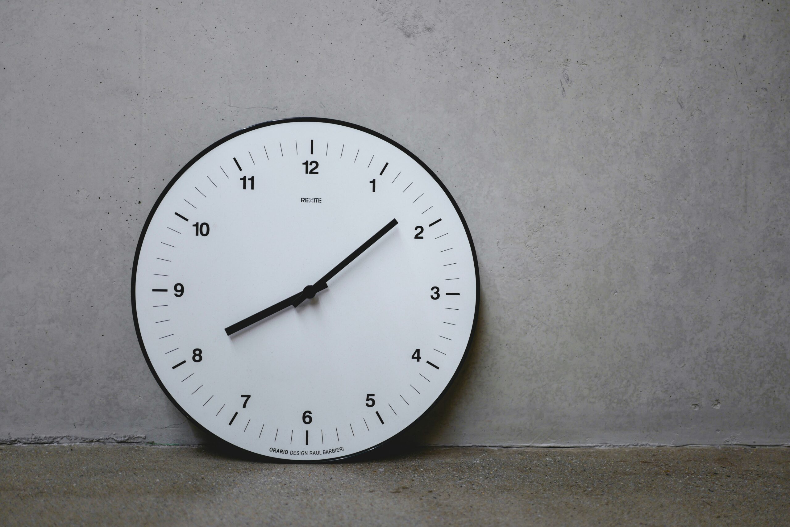 Clock on the floor, unsplash