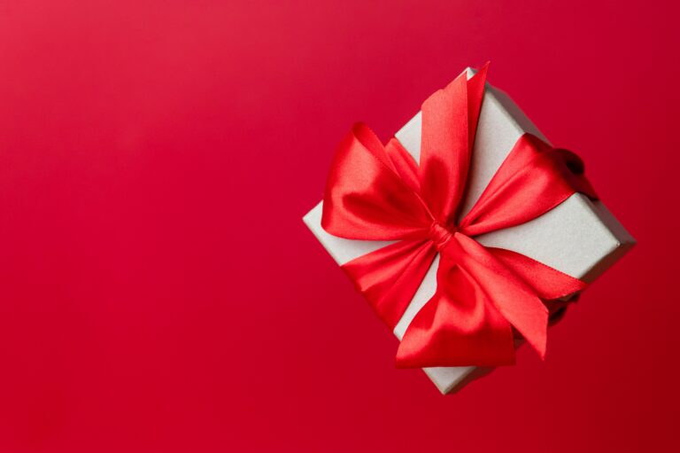 Image: gift box with red bow (Anastasiia Chepinska, unsplash)