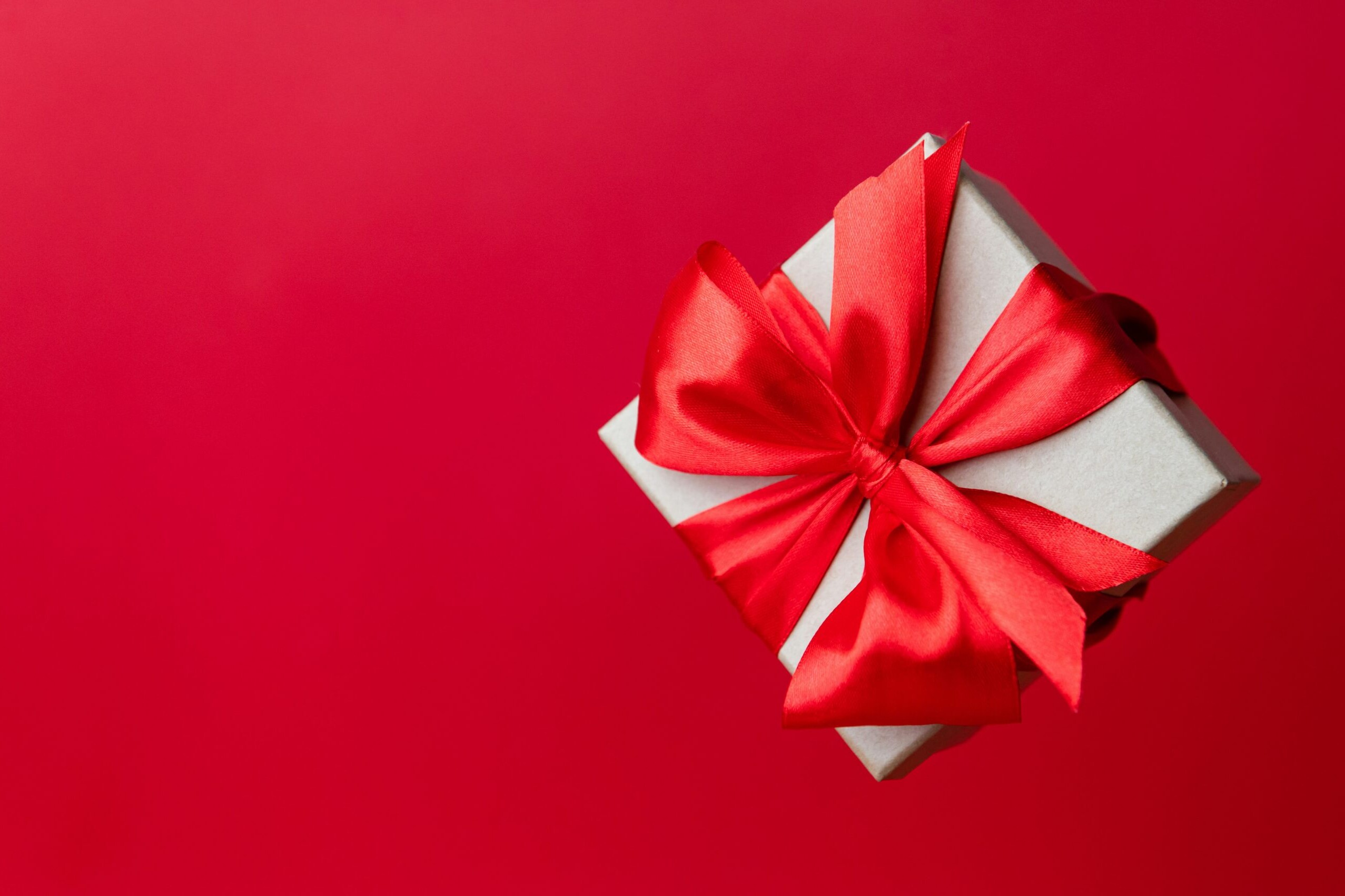 Image: gift box with red bow (Anastasiia Chepinska, unsplash)