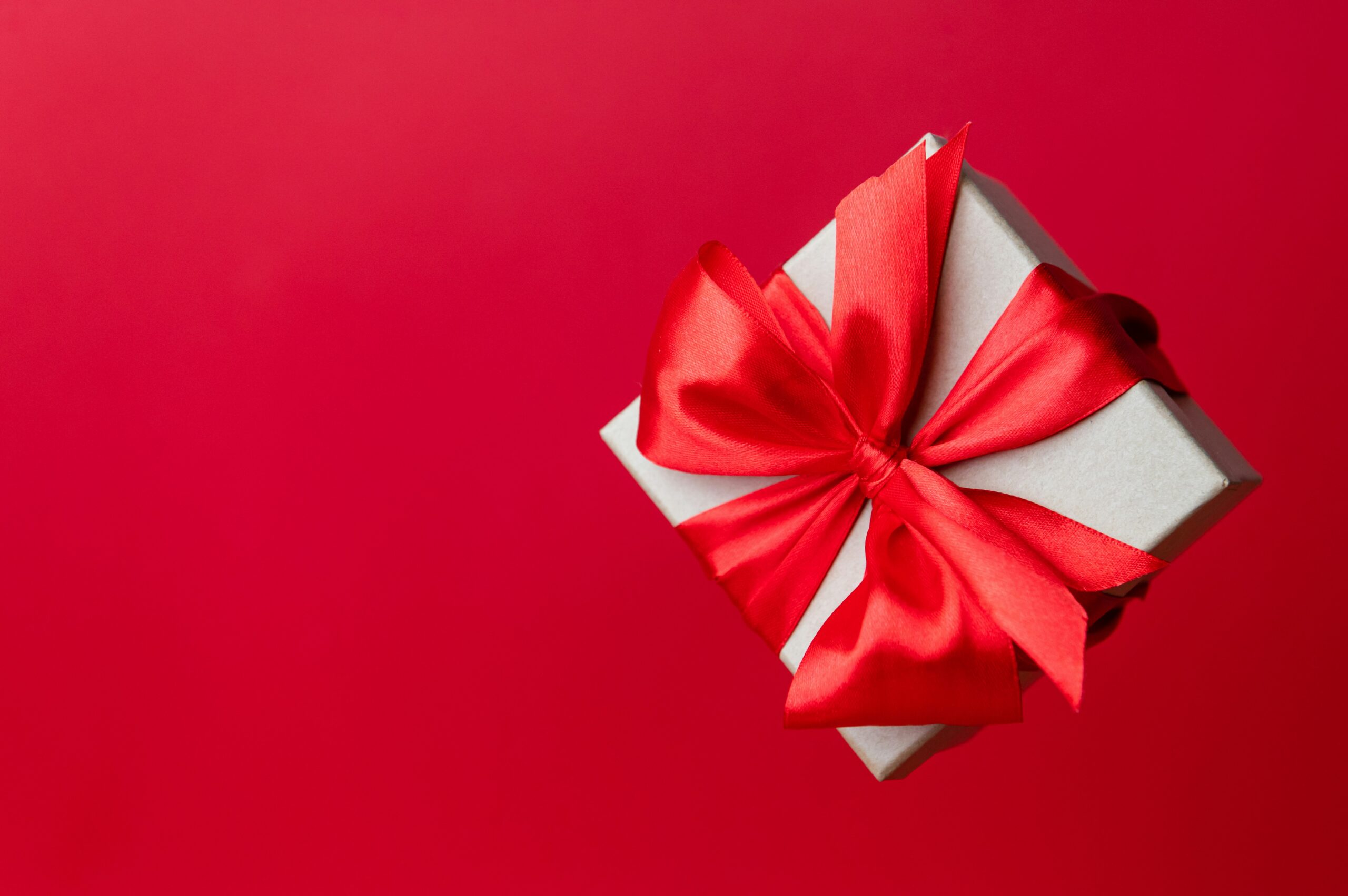 Image: gift box with red bow (Anastasiia Chepinska, unsplash)