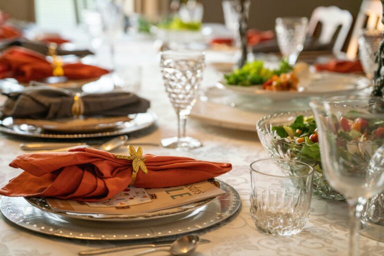 Image: Holiday table (Rosemary Williams, unsplash)