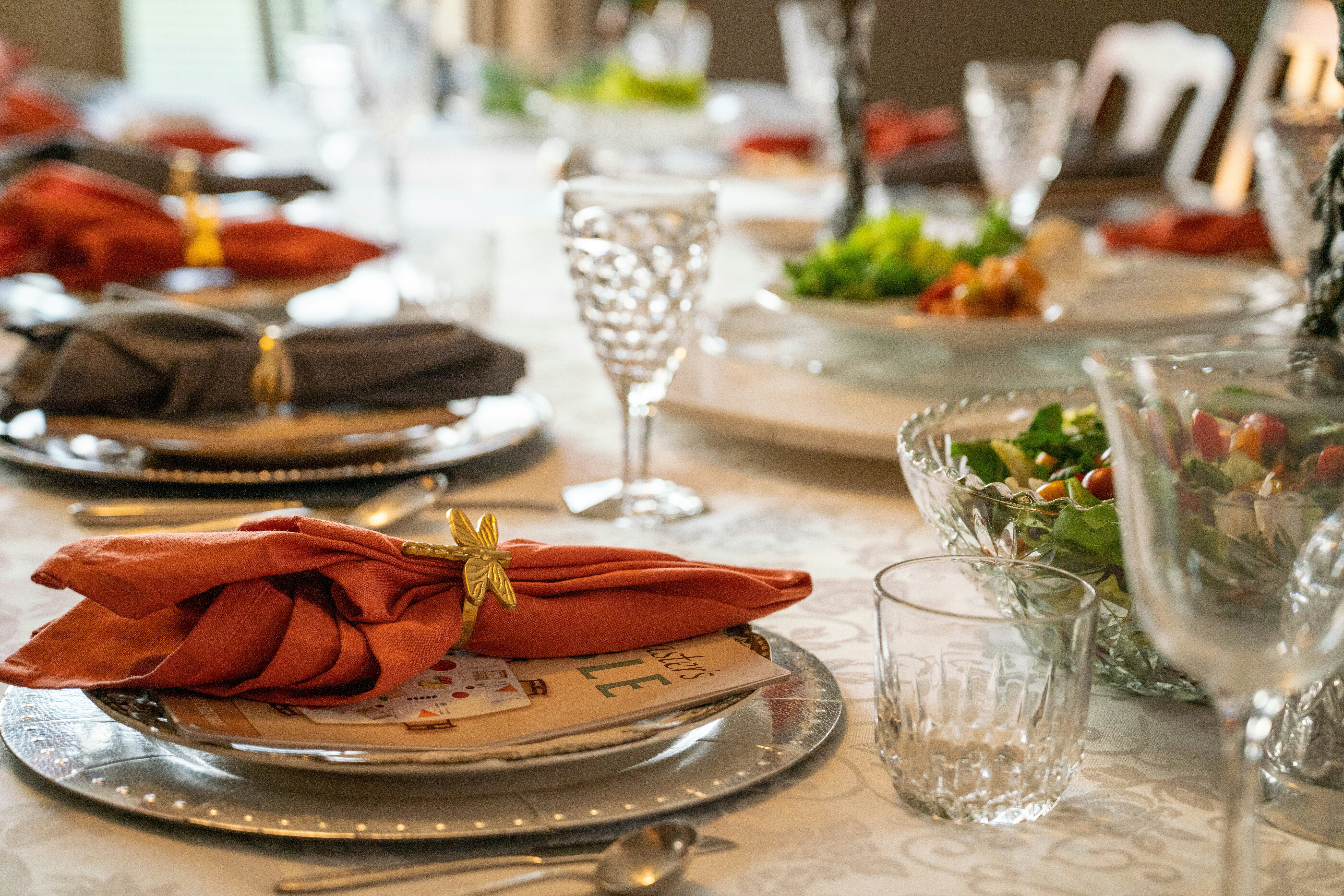 Image: Holiday table (Rosemary Williams, unsplash)