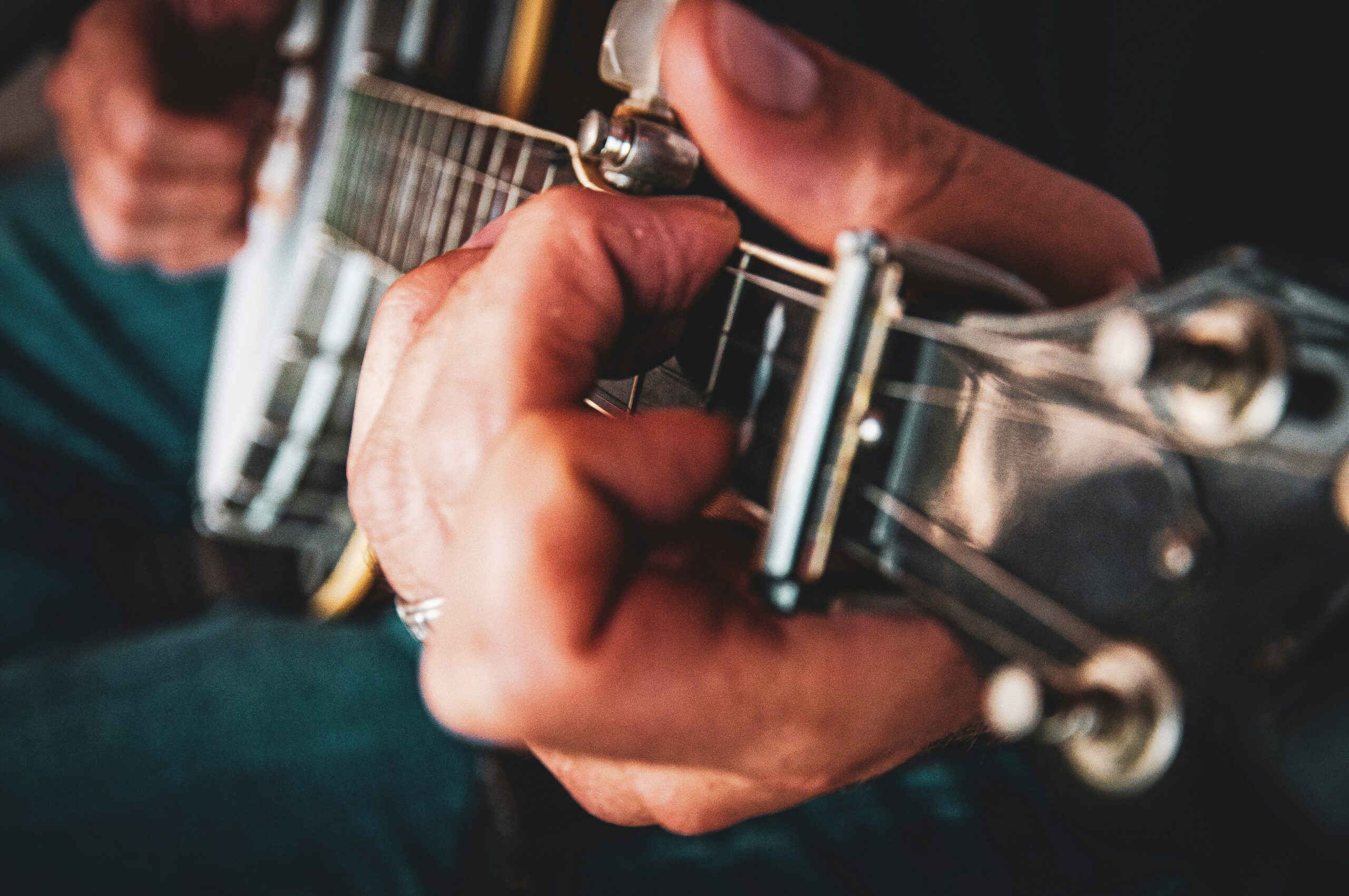 Photo: Banjo player (Ryleigh Henschen, unsplash)